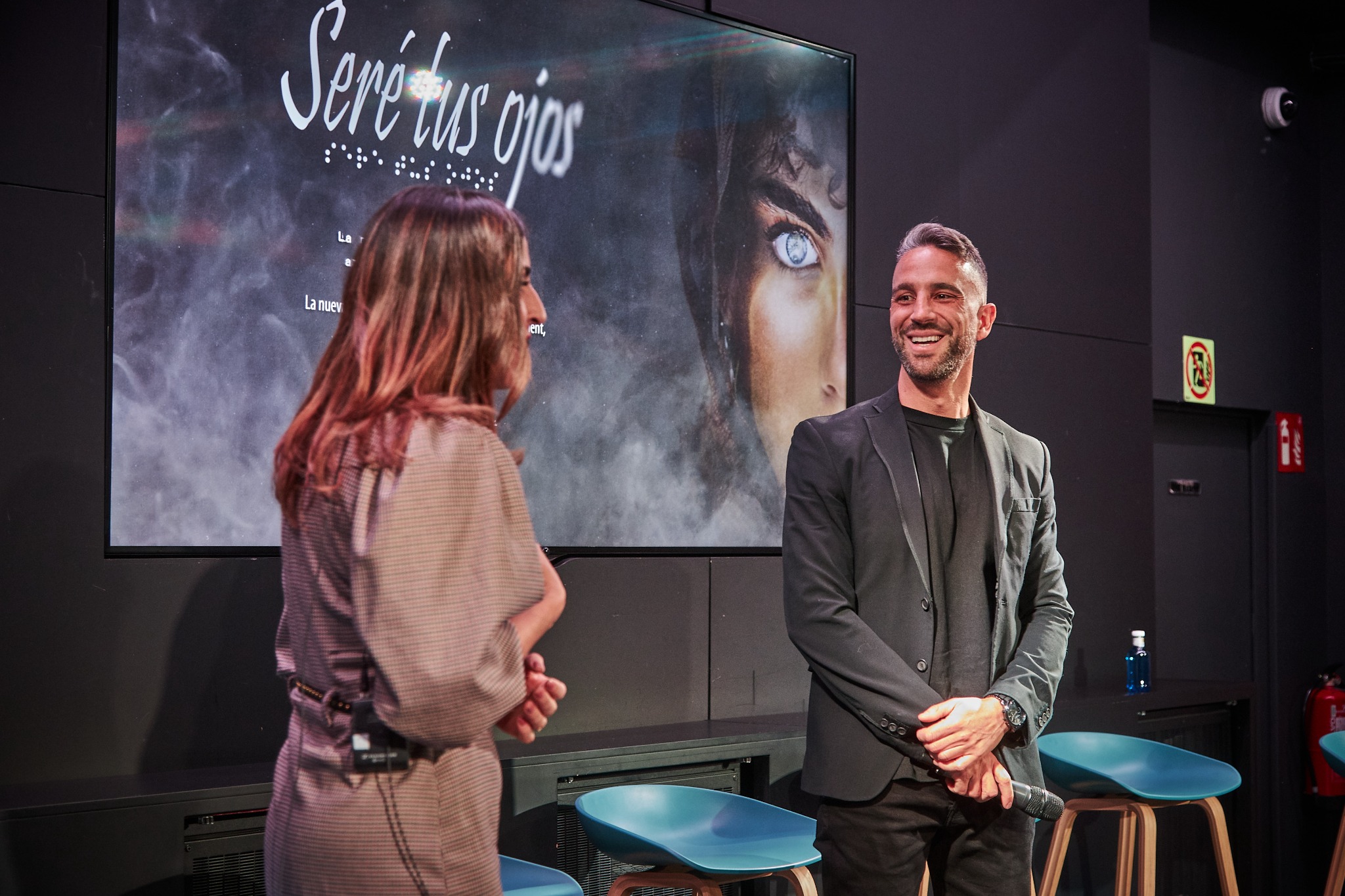 Alejandro Paniagua durante la presentación de Seré tus ojos