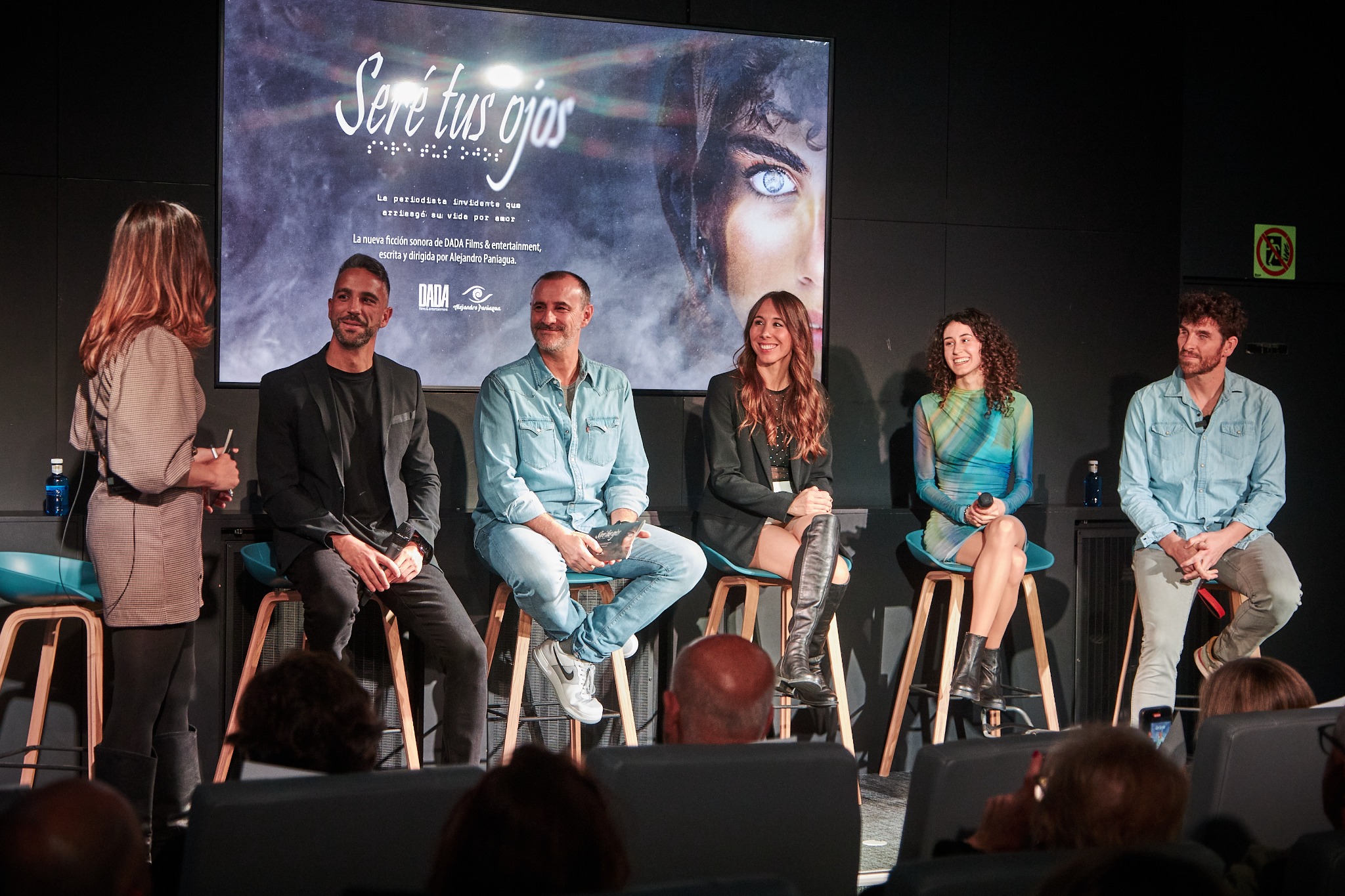 Reparto de Seré tus ojos durante la presentación